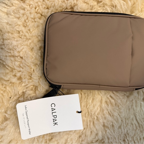 NWT Luka Zippered Passport Wallet - Picture 2 of 3